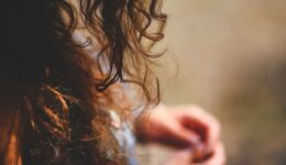curly-791372_1920