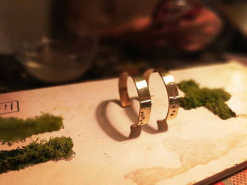 打ち込める文字はアルファベットの大文字「A」から「Z」と「&」、数字の「0」から「9」となります。 ※角(2mm)は加工不可 ※5文字毎に550円