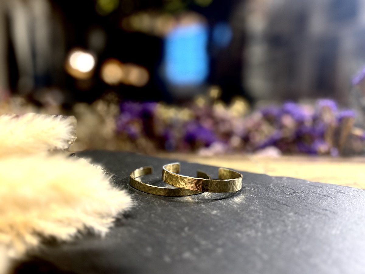 ボコボコとした表面仕上げの槌目加工は、とても手作りとは思えないお店で売っているような高級感のある仕上がりになります。 槌目加工は全ての板幅で加工可能です。 ※ツイスト加工との併用不可