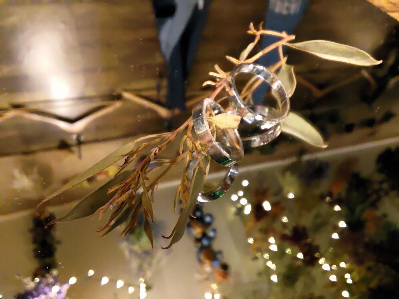 プレゼントやペアリングにおすすめなシルバーリング作り体験のオプションとして、アルファベットや数字といった文字の刻印を打つことができます。
イニシャルや記念日の日付など、お好きな文字入れを体験としてお楽しみいただけます。

3種類の形状からお選びいただけるシルバーリングですが、平らな面のない丸い形には刻印は打ちこめません。