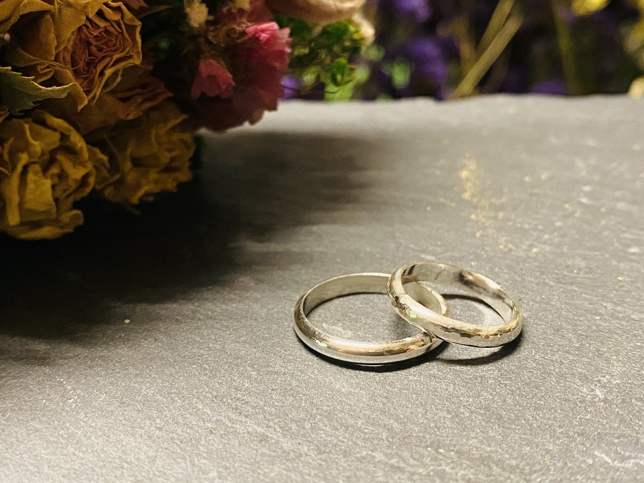 槌目加工はリング表面がボコボコとした模様のようになる加工です。
槌目はどの形状のシルバーリングでも加工が可能です。

刻印や槌目の加工は必須ではないので、加工を施さずにシンプルなリングをお作りいただくことも可能です。