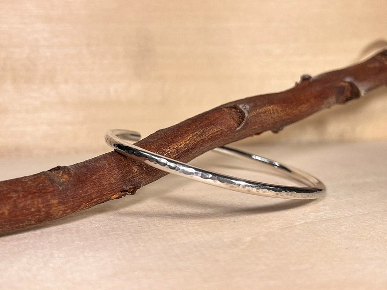 高級感のあるボコボコとした表面加工。 対応幅：全て ※ツイスト加工との併用不可